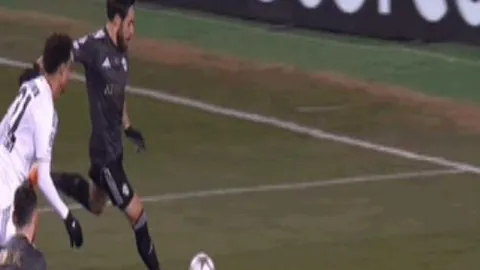 荷兰队创50场与25场佳绩，德利赫特和西蒙斯获赠纪念奖